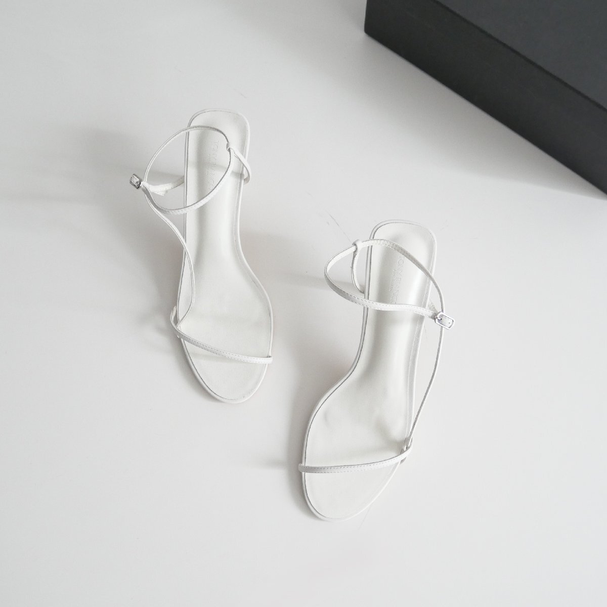 2022 / TONY BIANCO トニービアンコ / ナローストラップサンダル 7.5 / GGZ1021313D0001 / 2310-1603拍卖