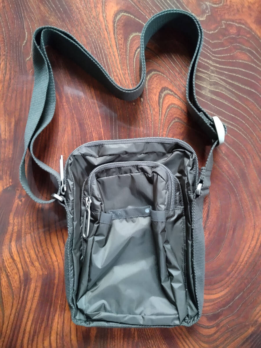 レスポートサック【エッセンシャル】「スモールカメラバッグ」(縦型ショルダーバッグ) カーキ色 ( C378 グラベルC )拍卖