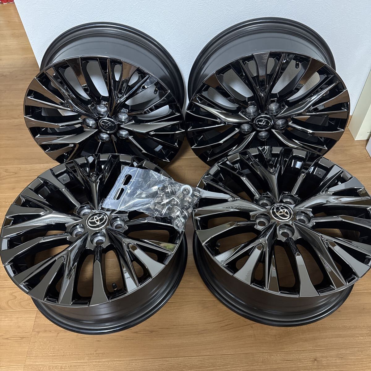 ヴェルファイアZプレミア純正 19インチアルミホイール 4本セット新車外し ナット付き 裏傷あり拍卖