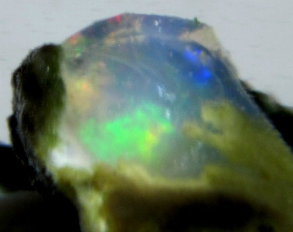 日本の鉱物 福島県宝坂の遊色の見える蛋白石/オパールの球顆拍卖