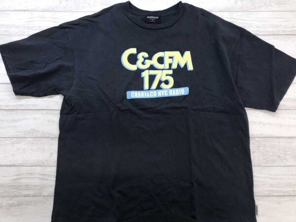 BAYFLOW ベイフロー CHARI&CO チャリアンドコー FM ラジオ ロゴ プリント 半袖Tシャツ 綿100% 大きいサイズ メンズ 4 チャコールグレー拍卖