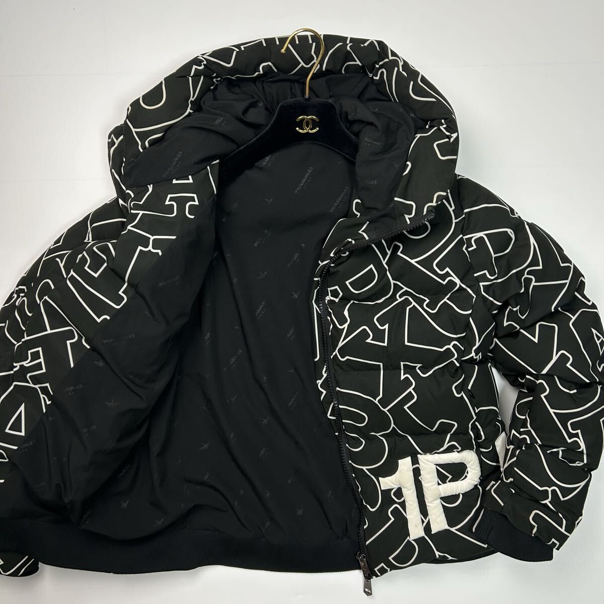 美品★ XLサイズ 1PIU1UGUALE3 ウノピゥウノウグァーレトレ ダウンジャケット ブラック 総柄 アウター RELAX 上着 肉厚 極暖 フード拍卖