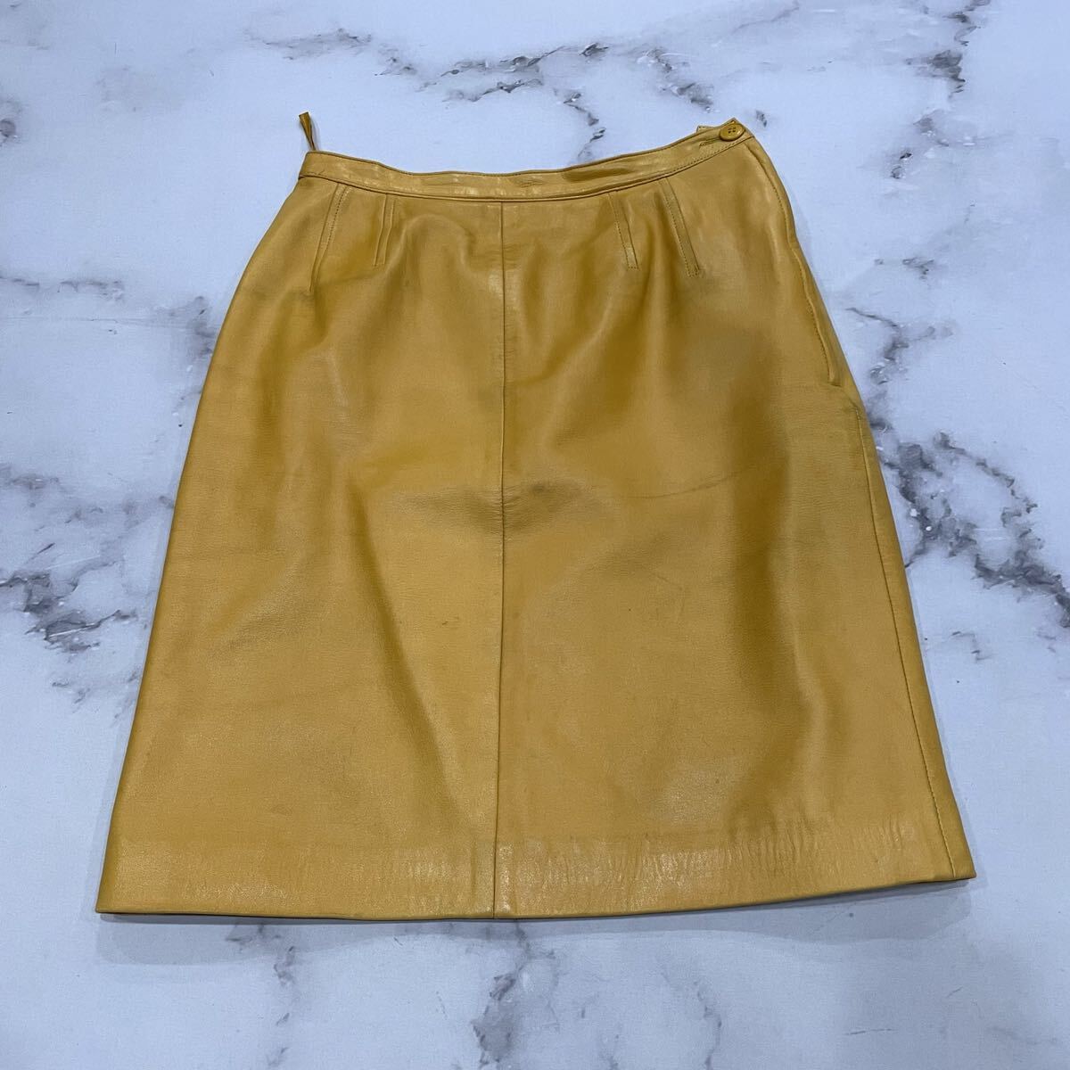 E ○ ラグジュアリーウェア 'フランス製' YVES SAINT LAURENT イヴサンローラン 80's 90's 羊革 レザー ひざ丈 タイトスカート 40 ボトムス拍卖