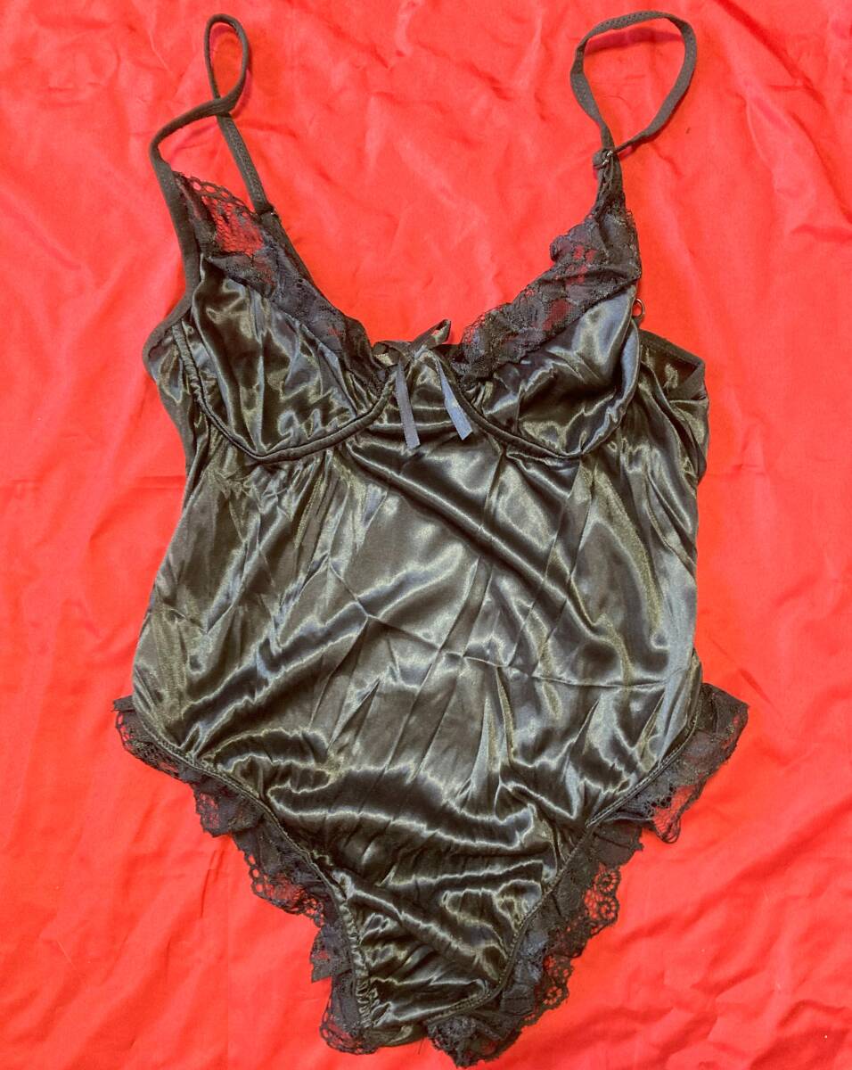 Lサイズ BLACK 肩ショルダータイプ テディフリルレース付きクローズクロッチ ボディスーツ サテン光沢 つるつる薄手のお品 ナイロン拍卖