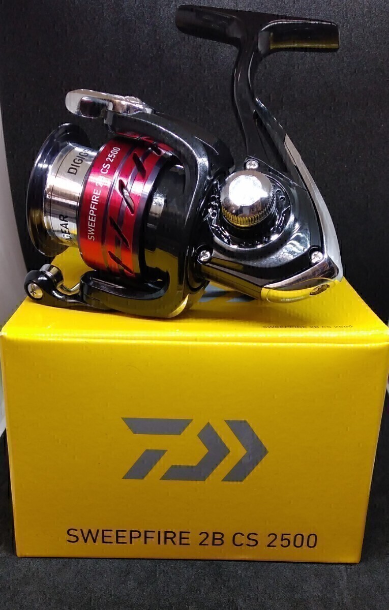 2500番DAIWA ダイワ リール スピニングリール 海外モデル 日本未発売 左右ハンドル 巻きやすい 新品 世界中で大人気 国内発送 カラーレッド拍卖