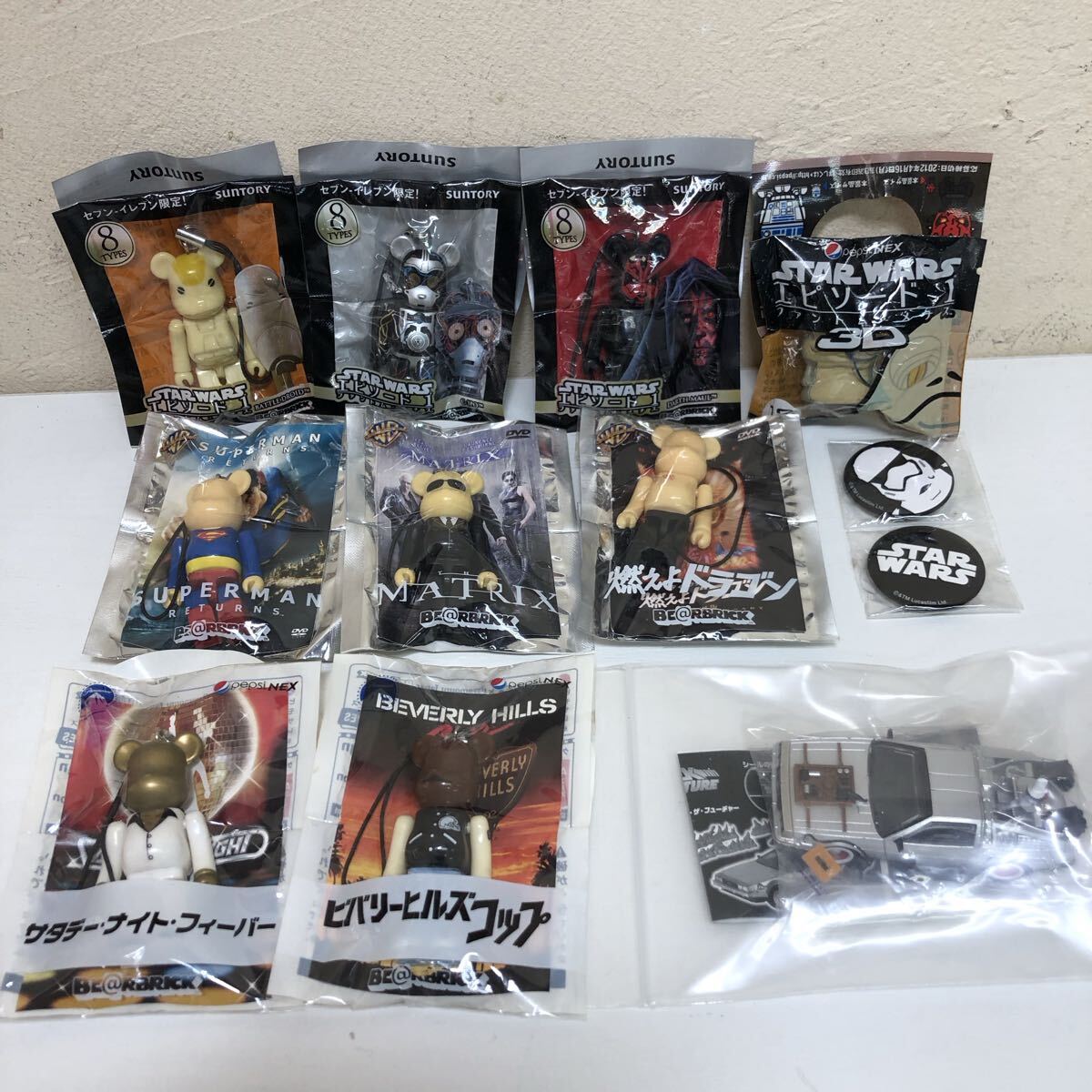 & 未開封 ベアブリックキーホルダー フィギュア バッジ まとめ スターウォーズ スーパーマン マトリックス バックトゥザフューチャー拍卖