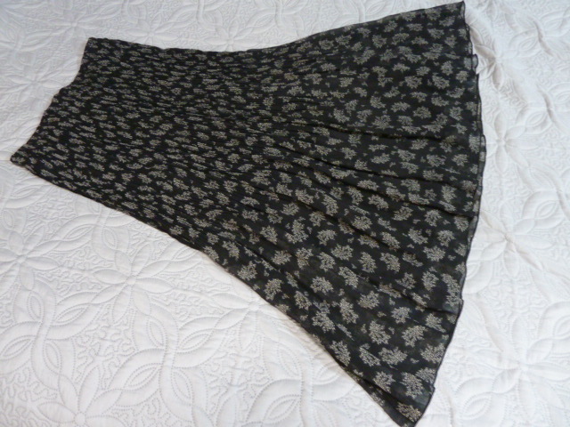 2.3回着用 美品 ブラックホワイトお花柄 プリーツ加工シフォン マキシ丈 フレアースカート L LL オールシーズンOK 定形外450円発送 同梱OK 拍卖