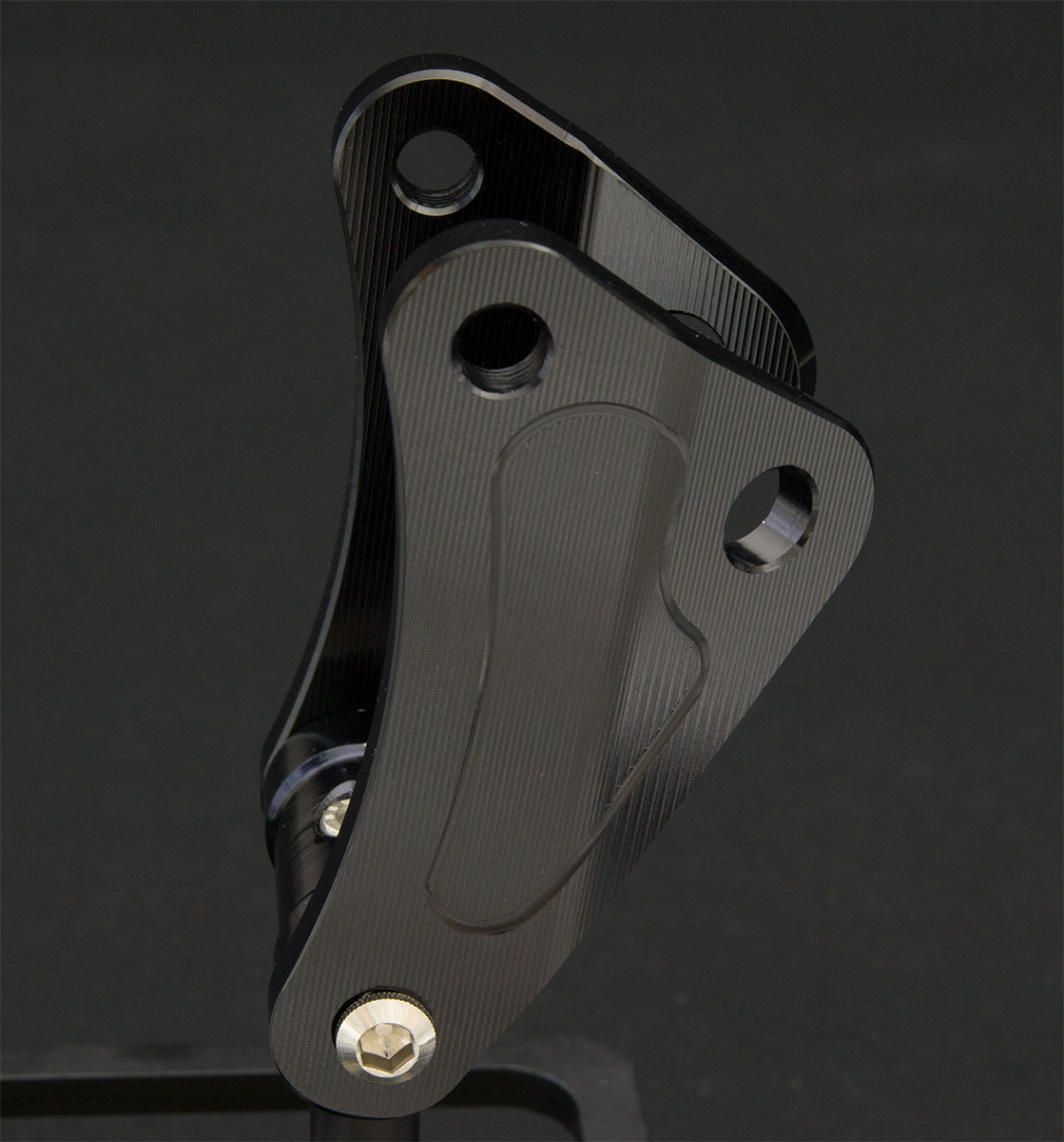 SR400 SR500 アルミ削り出し エンジンハンガー Black拍卖