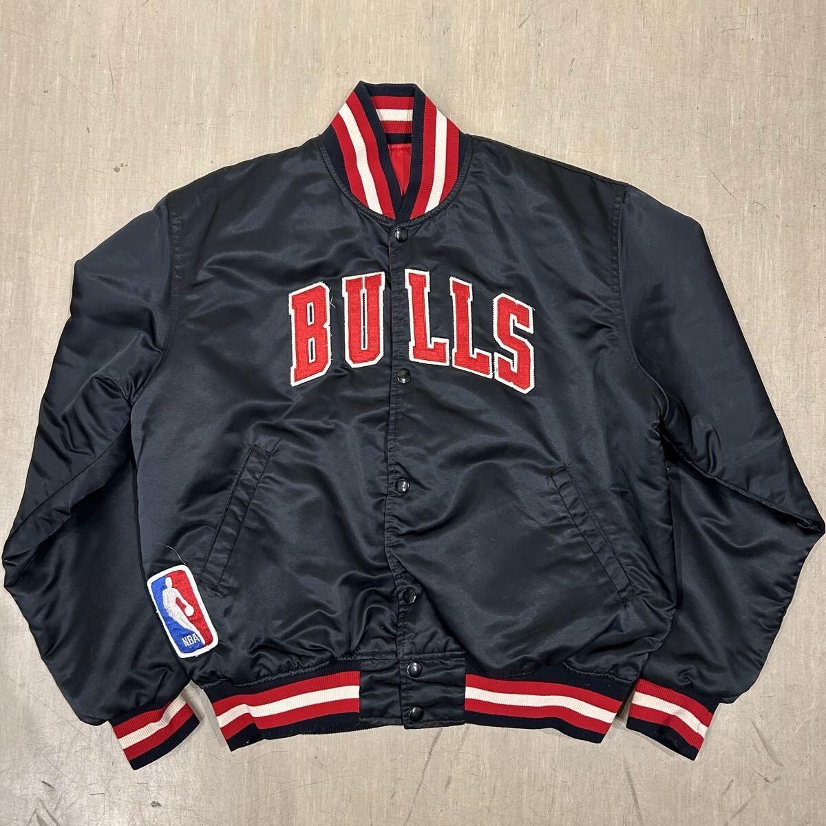 NBA × STARTER スターター USA製 90s CHICAGO BULLS シカゴブルズ 90年代 スタジャン ナイロン 古着 ヴィンテージ リバーシブル 拍卖