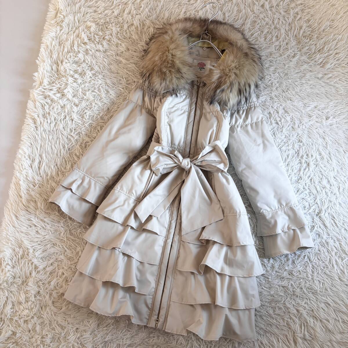 ⑧ 極美品 アルファルファ トワレ toilette フリル ラクーンファー ダウン コート 9拍卖