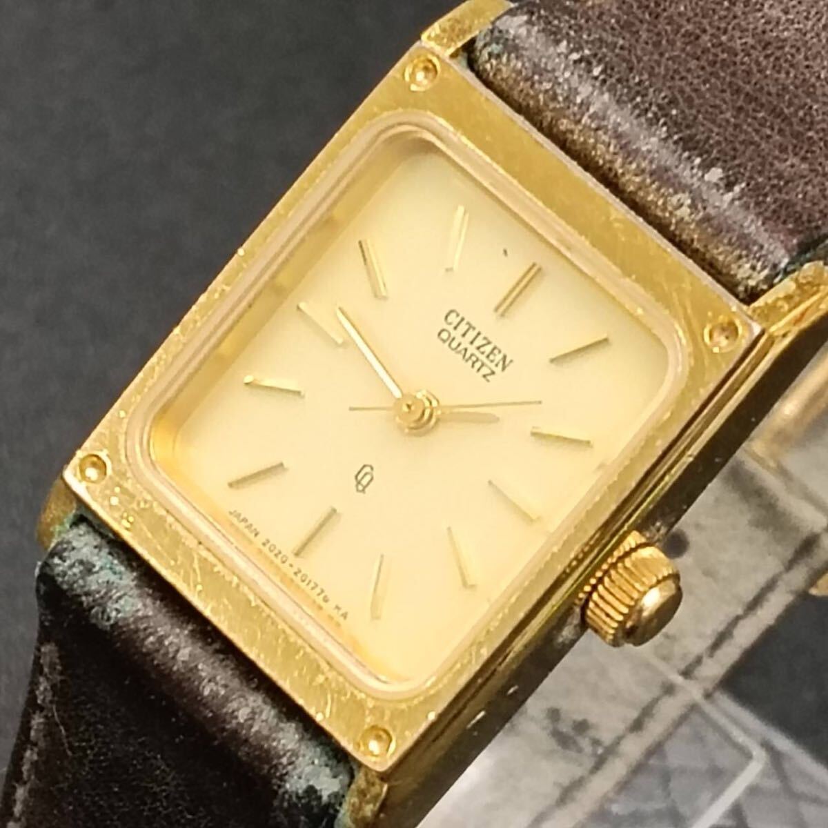 T258【レア】 CITIZEN シチズン 腕時計 2030 クウォーツ 3針 金色文字盤 デイト アナログ ヴィンテージ アクセサリー シルバー Y2K 80s拍卖