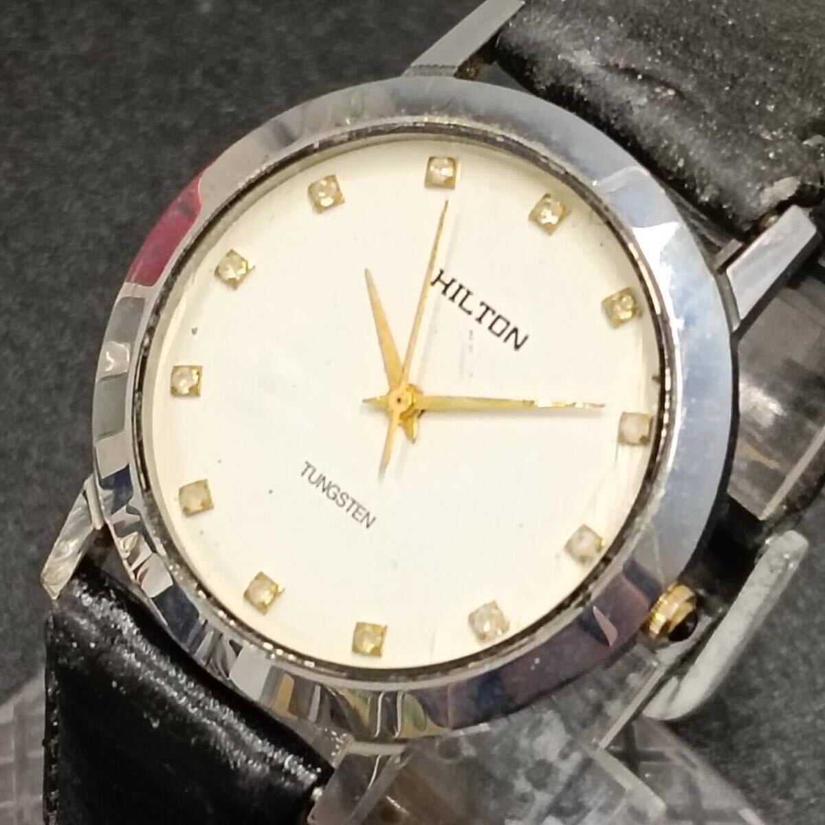T86【レア】 HILTON ヒルトン 腕時計 HQ-9520M クウォーツ 3針 金色文字盤 デイト アナログ ヴィンテージ アクセサリー シルバー色 Y2K 80s拍卖