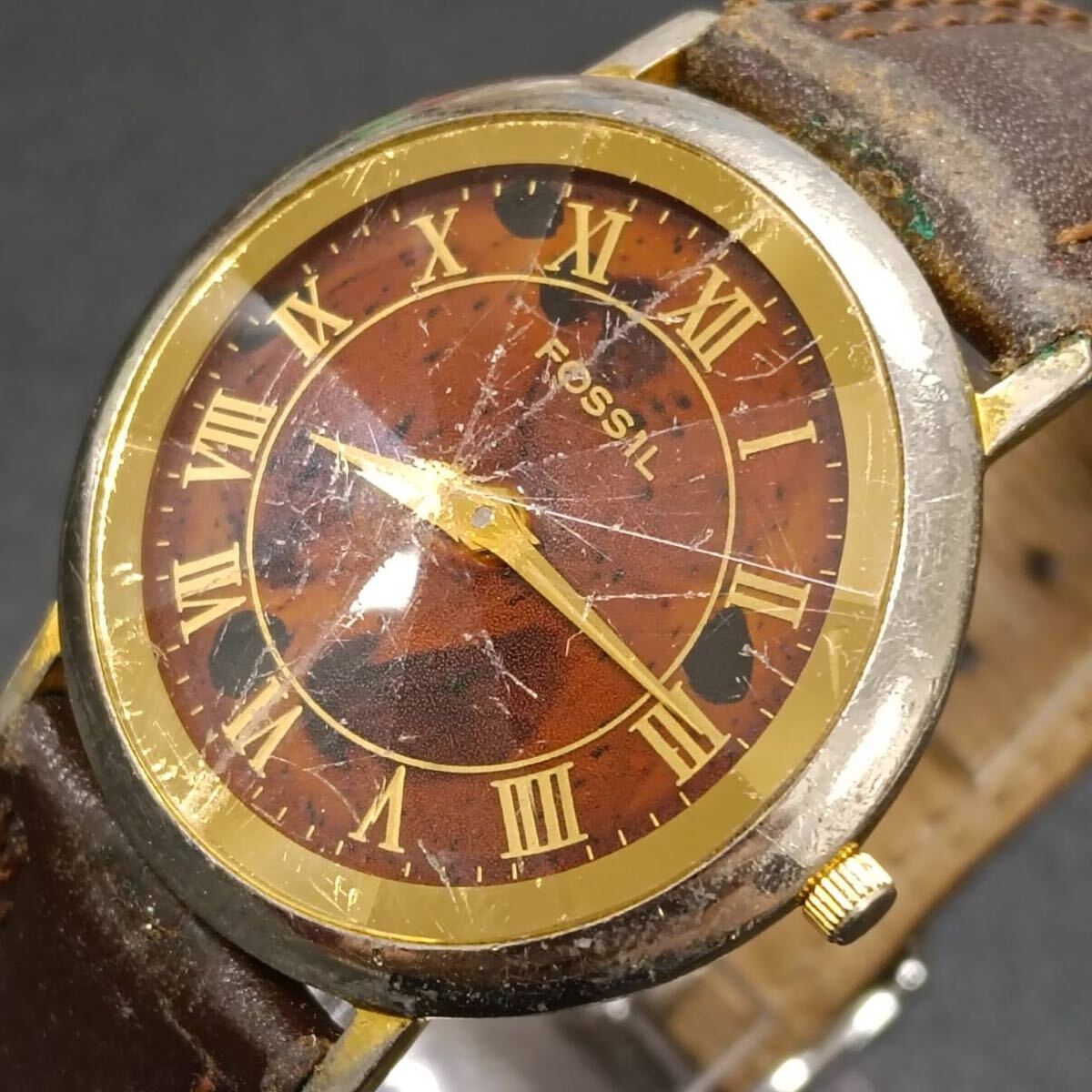 T70【レア】 FOSSIL フォッシル 腕時計 PC-7306 クウォーツ 3針 茶色文字盤 アナログ ヴィンテージ アクセサリー シルバー色 Y2K 80s拍卖