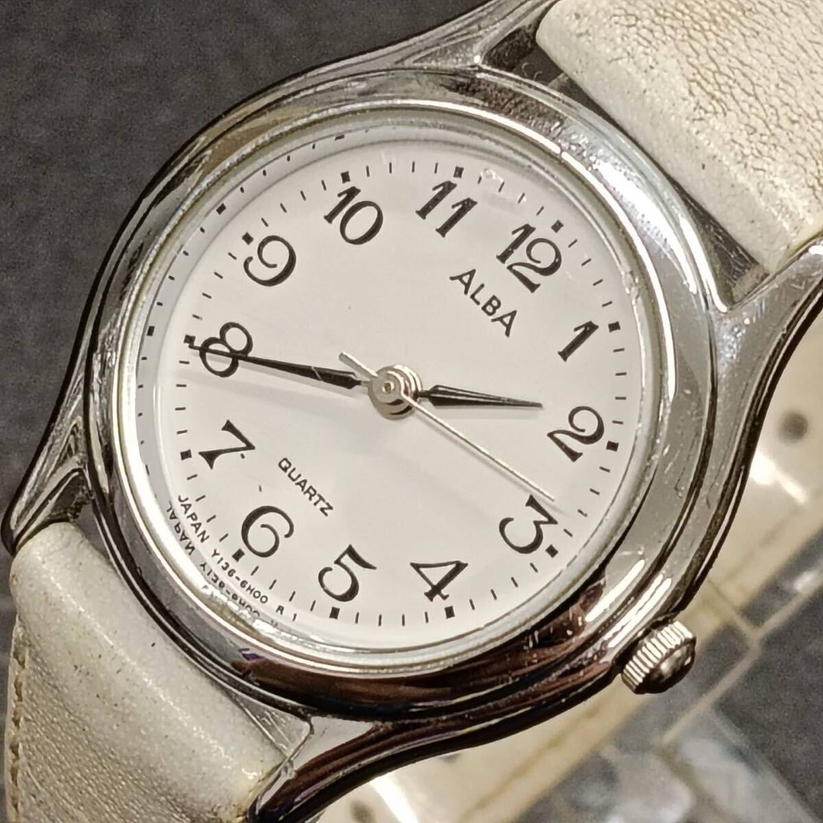 T318【レア】 SEIKO セイコー ALBA アルバ 腕時計 Y136-6C60 クウォーツ 3針 白文字盤 アナログ ヴィンテージ アクセ シルバー色 Y2K 80s拍卖