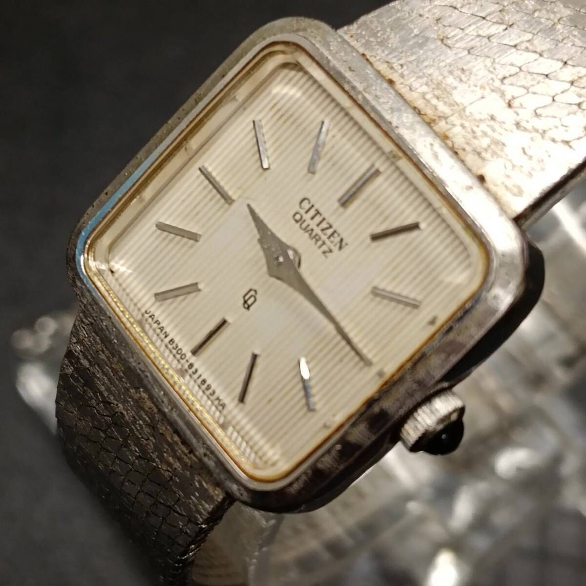 T240【レア】 CITIZEN シチズン 腕時計 クウォーツ 2針 白文字盤 アナログ ヴィンテージ アクセサリー シルバー Y2K 80s拍卖