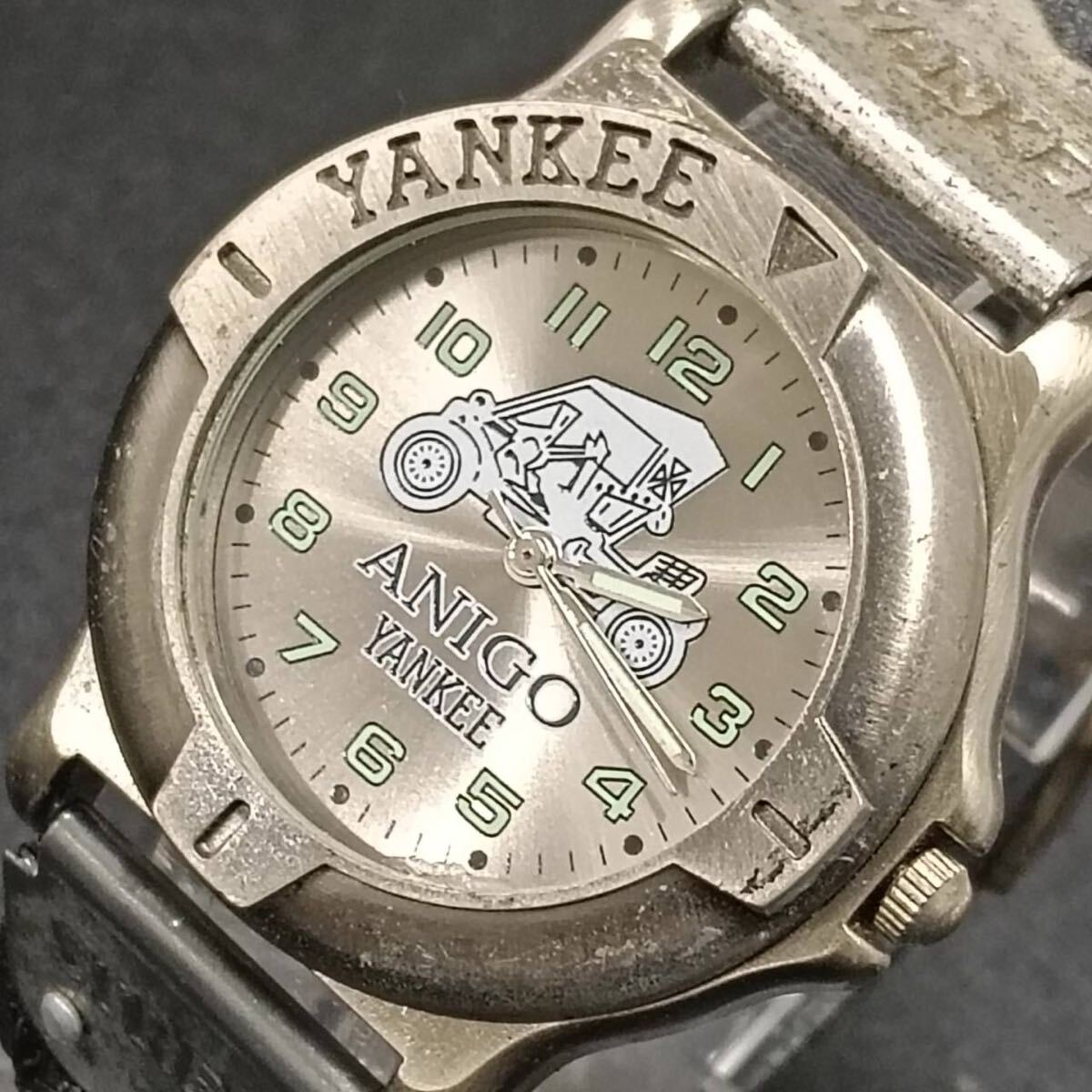 T210【レア】 ANIGO YANKEE 腕時計 クウォーツ 3針 金色文字盤 デイト アナログ ヴィンテージ アクセサリー シルバー色 Y2K 80s拍卖