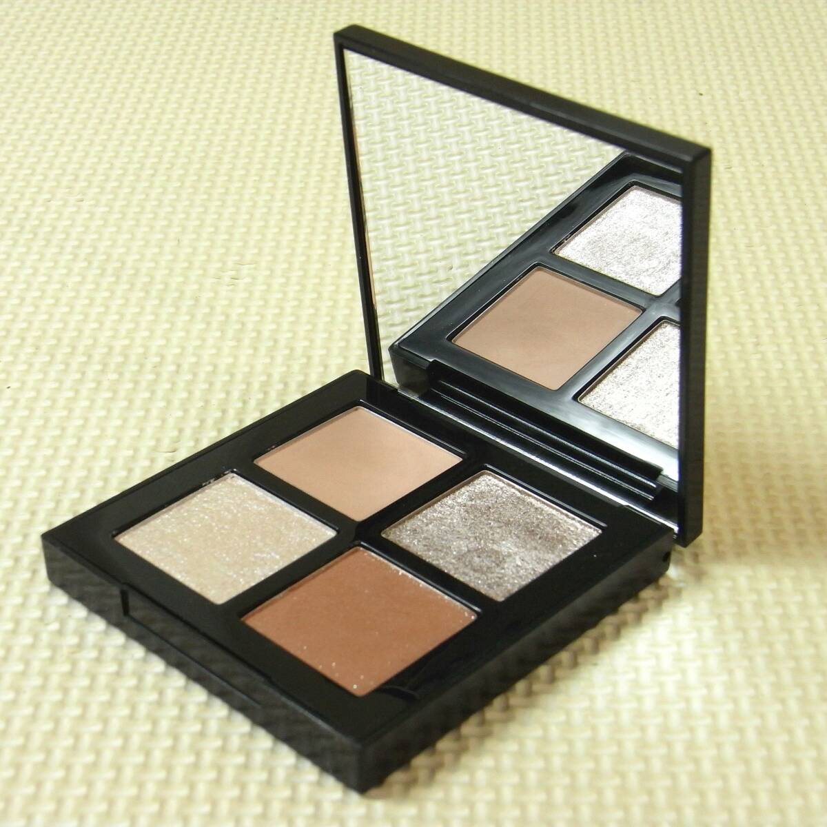 試し塗りのみ7480円 シュウウエムラ×TASAKIコラボ アイスカルプトハーモニー ベージュパール系 アイシャドウ 2024ホリデー shu uemura拍卖