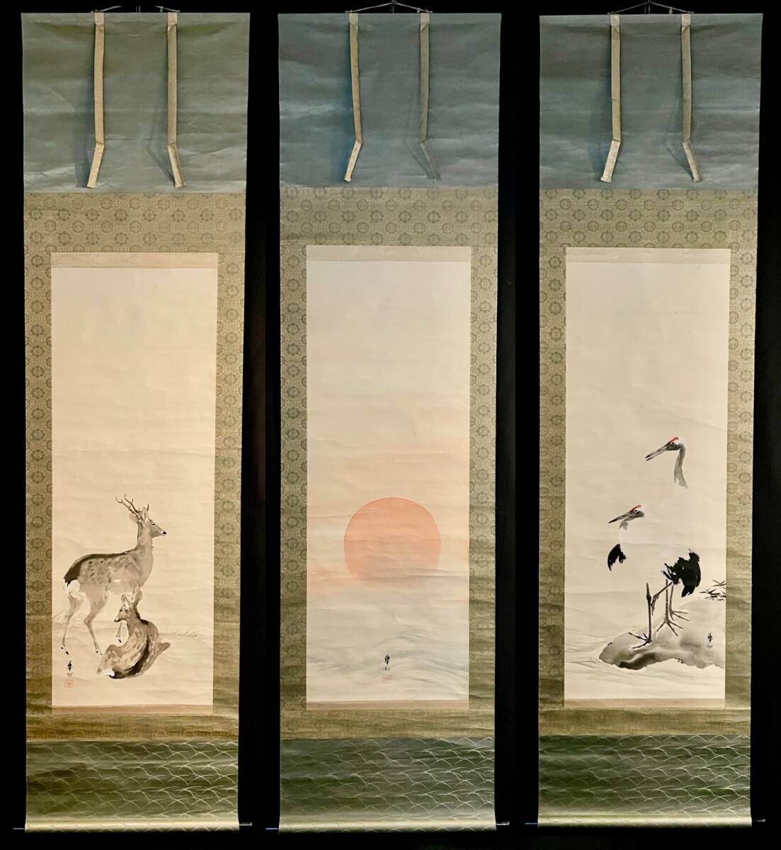 【真作】鈴木華邨「中波旭日左右鶴鹿図」肉筆 三幅対 絹本 着色 掛軸■花鳥画 小原古邨(祥邨)の師 明治期 華村 骨董 古美術■a838拍卖