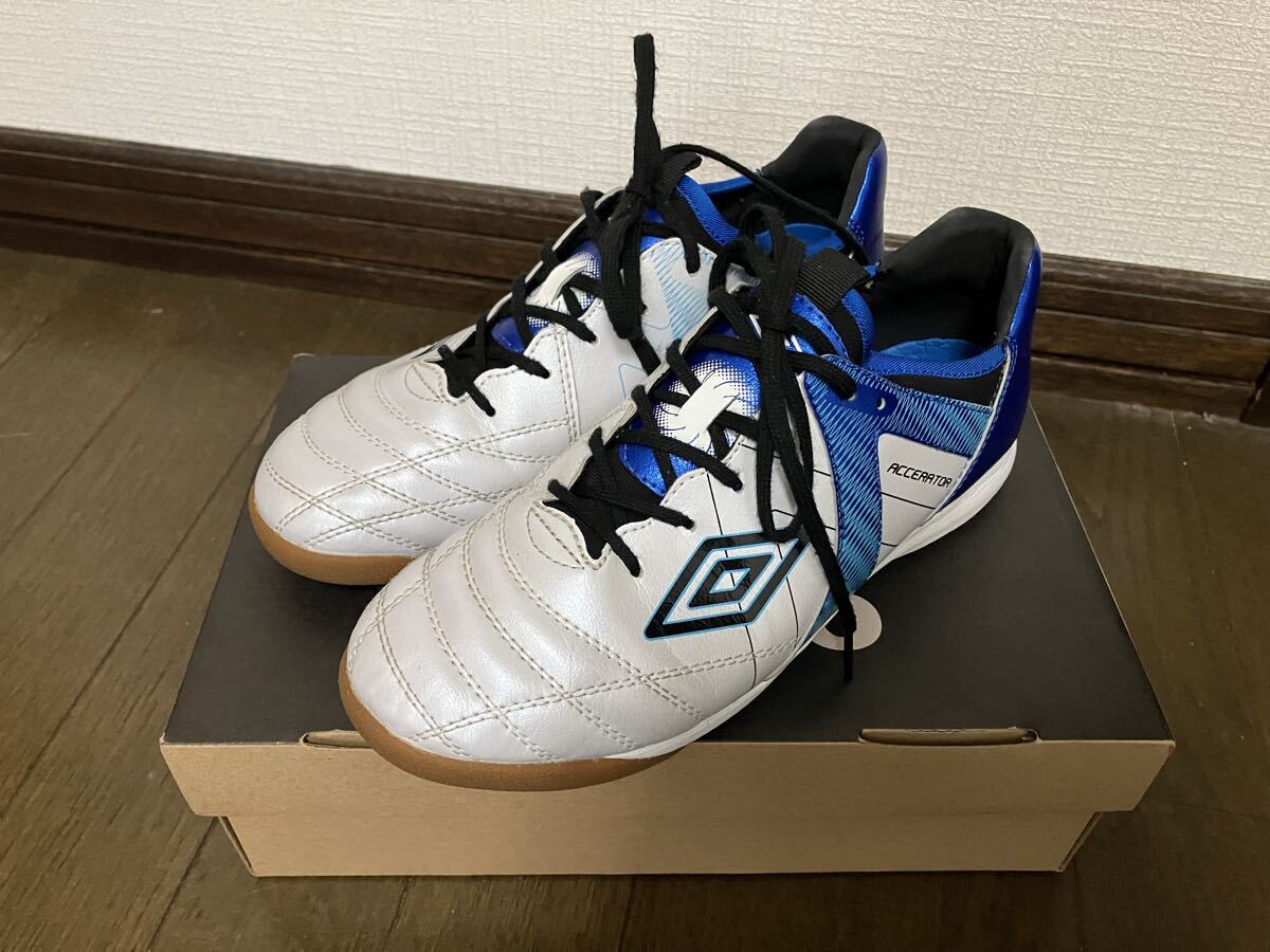 アンブロ サッカージュニアインドアシューズ アクセレイター TR JR WIDE IN ホワイト UF5SFCF1J WHBL 23.5cm フットサルシューズ キッズ拍卖