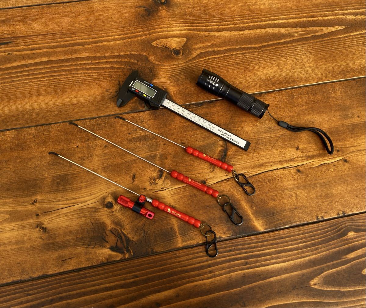 クワガタかき出し棒 メタリックレッド オリジナルロゴ入りライト付き掻き出し棒 クワガタ採集 ハンドメイド デジタルノギス 懐中電灯拍卖