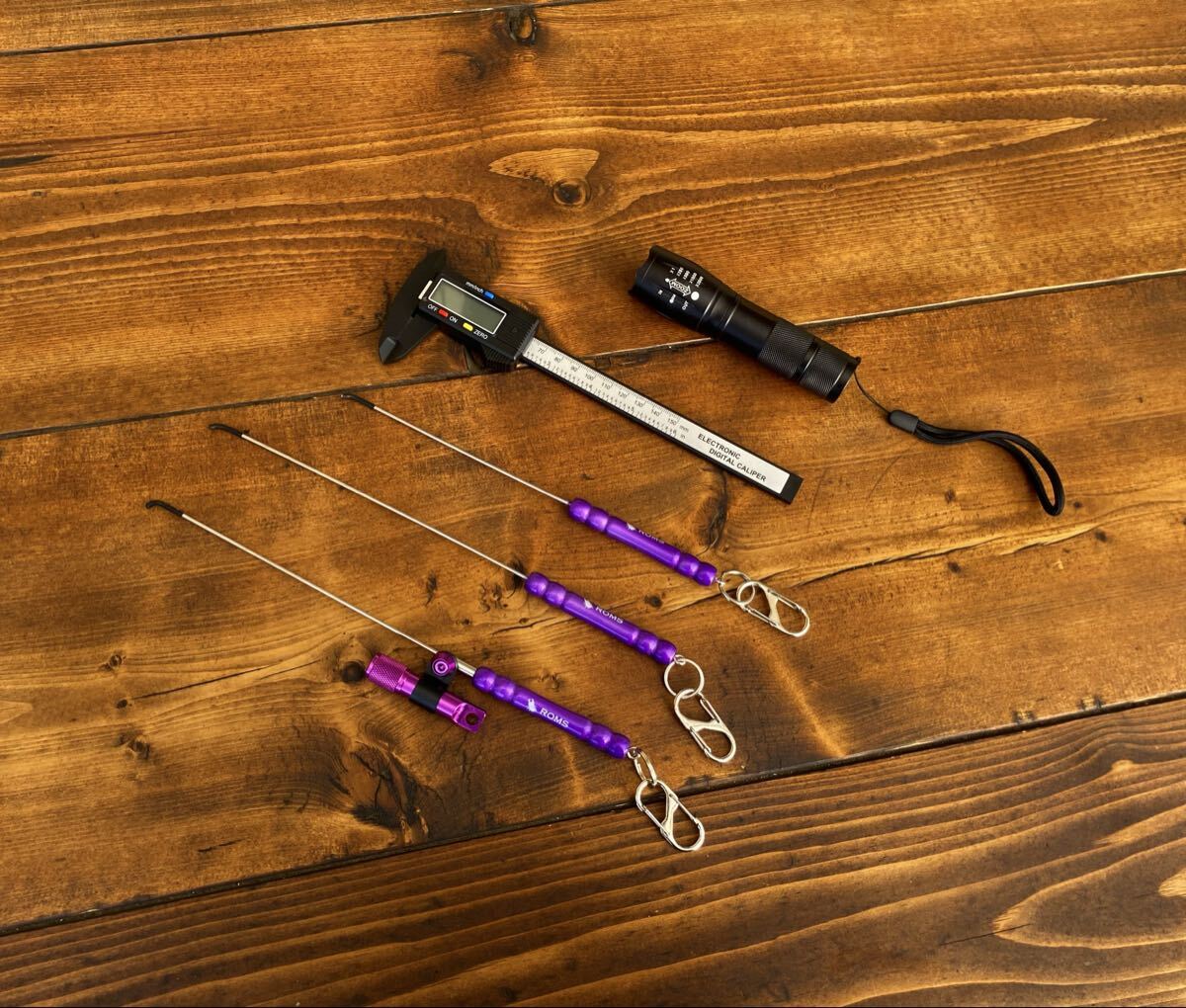 クワガタかき出し棒 メタリックパープル オリジナルロゴ入りライト付き掻き出し棒 クワガタ採集 ハンドメイド デジタルノギス 拍卖