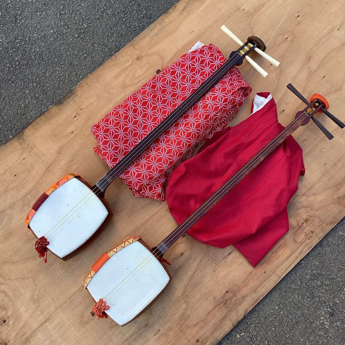 三味線 2棹 まとめ売り/和楽器 伝統楽器 花梨 紫檀 紅木 細棹 中棹 弦楽器 ソフトケース付き 現状品 佐川急便160サイズ発送(兵庫県発)拍卖