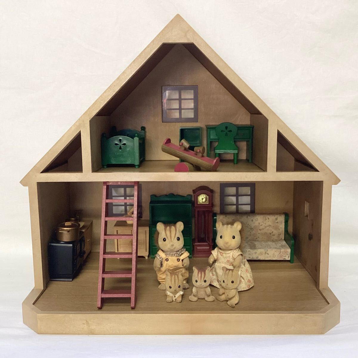 シルバニアファミリー 初代 ハウス 赤い屋根のおうち リス 親子 キッチン 緑の家具 丸太シーソー 現状品 佐川急便100サイズ発送(兵庫県発)拍卖