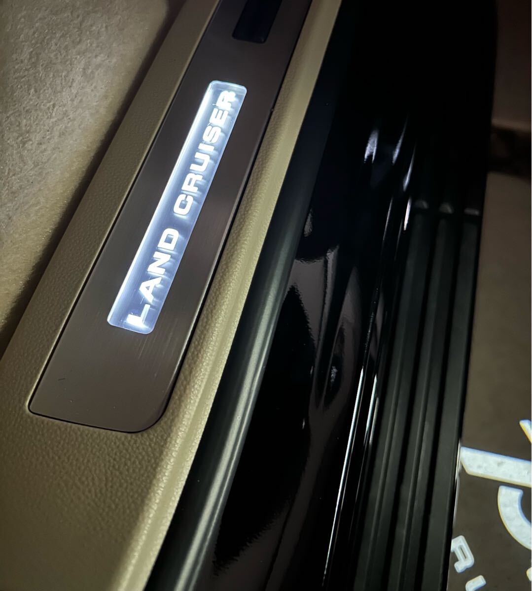 トヨタ純正 ランドクルーザー300 海外輸出用 イルミ付きスカッフプレート ニュートラルベージュ フロント ランクル300 モデリスタ拍卖