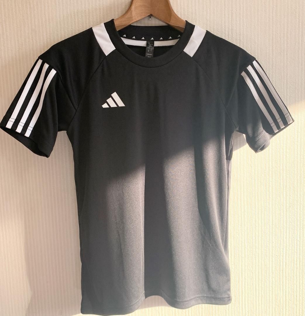 新品未使用 adidas 黒 Tシャツ サイズ150 サッカー 普段着 男の子拍卖