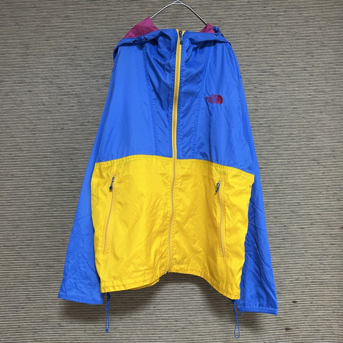 ノースフェイス ナイロンジャケット 水色イエロー刺繍 薄手バイカラーG1 古着 入手困難 激レア 人気 ワンポイントロゴ 軽量拍卖
