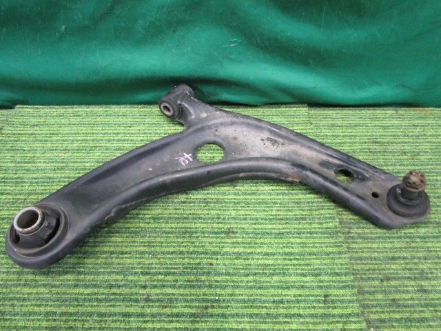 アクア DAA-NHP10 右Fロアアーム S 48068-59145【岐阜発】拍卖