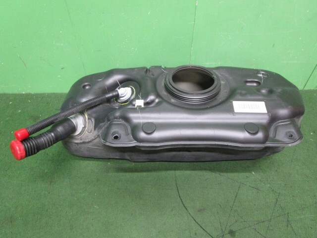 アクア DAA-NHP10 フューエルタンク S 77001-525350【岐阜発】拍卖