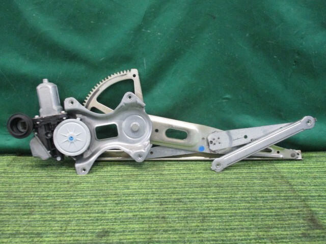 プリウス DAA-ZVW30 右Fドアレギュレータ・モーター S 85710-30400【岐阜発】拍卖