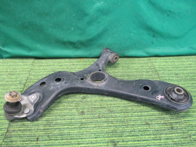 プリウス DAA-ZVW30 左Fロアアーム S 48069-47050【岐阜発】拍卖