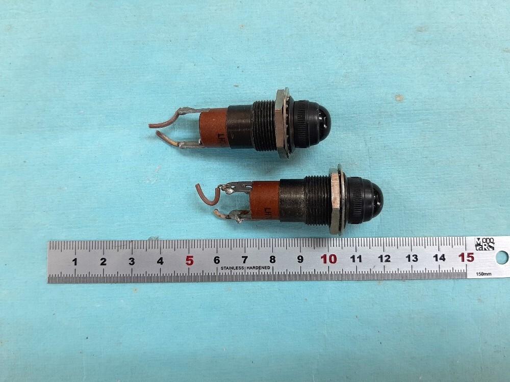 即決あり■ランプホルダー DRAKE (ドレーク) 「緑」豆球付 中古品 2個組 はんだ作業に自信のある方拍卖