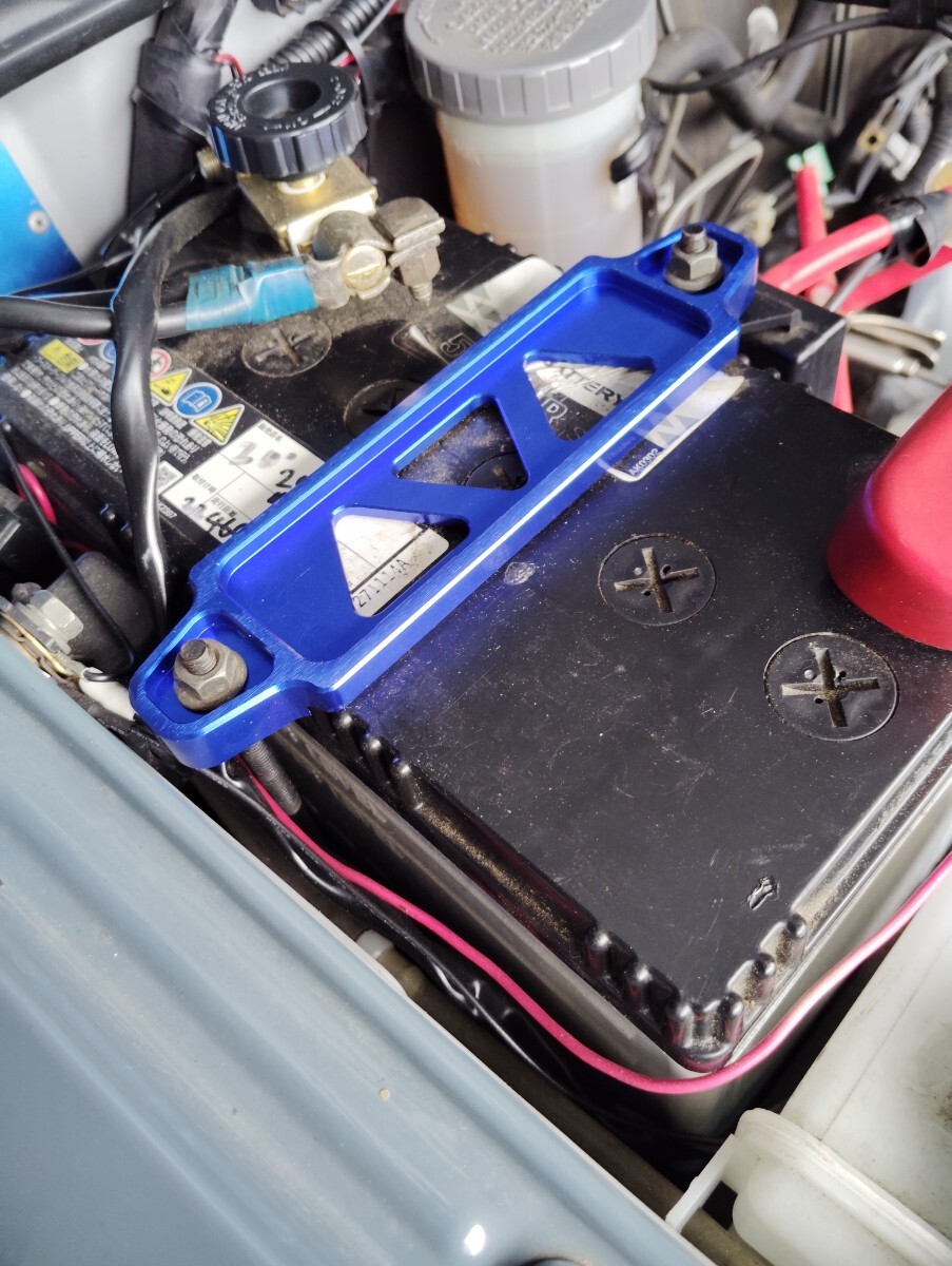 Jimny 新品 ジムニー アルミ削り出しバッテリーステー JB23等 125mm幅 ブルーメタリック拍卖