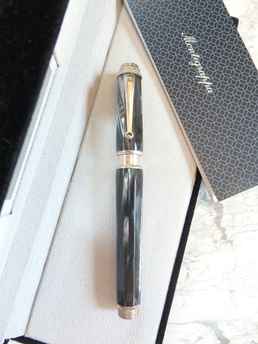 ◆【ほぼ未使用】【送料410円~】モンテグラッパ エンブレマ パールグレイ万年筆 ペン先:18K750ソリッドゴールド EF拍卖
