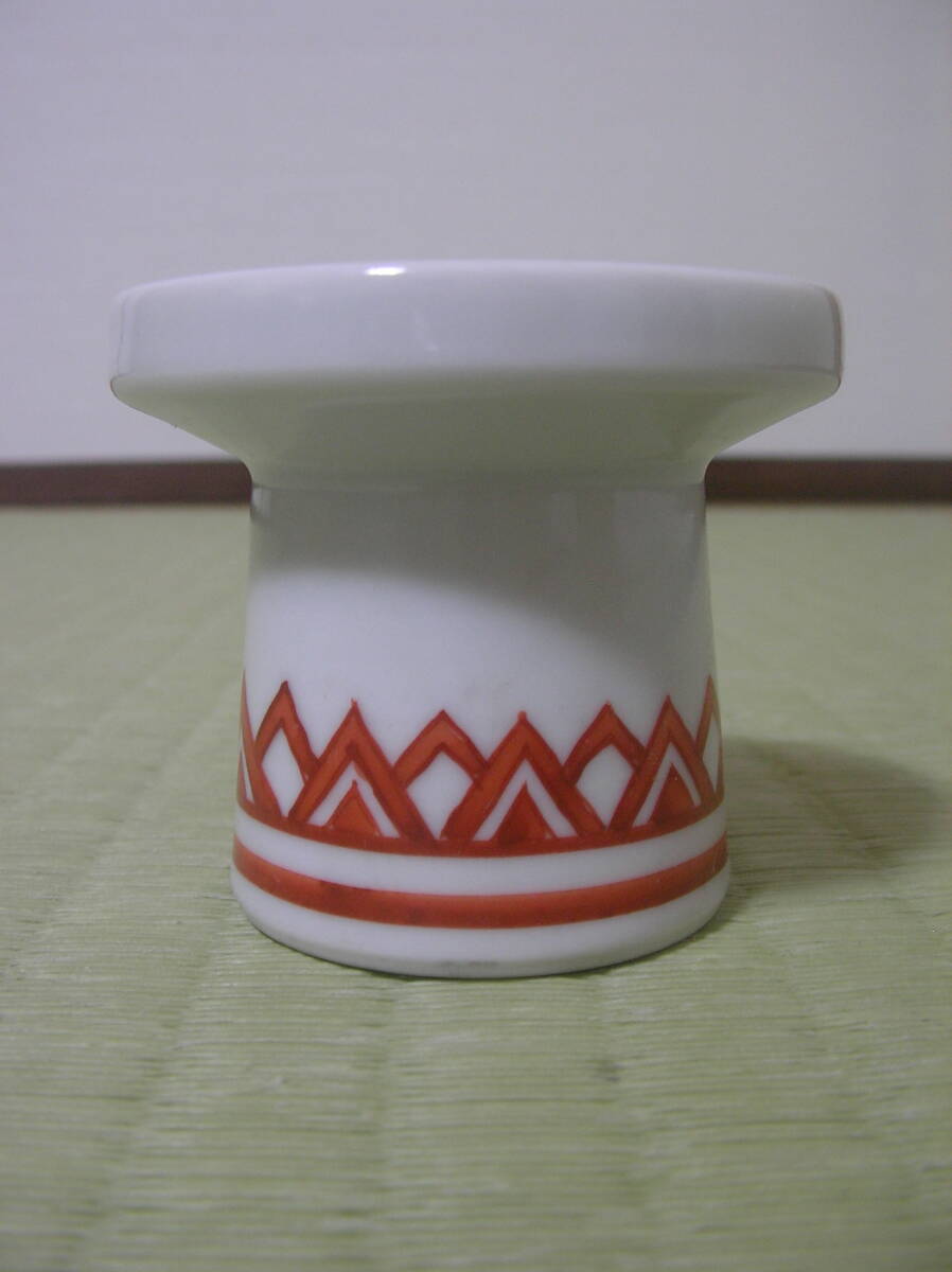 旧家蔵 京焼染付墨台蓋置 橋本龍岳造 赤絵笹紋 美品 煎茶,中国茶芸,盆点前,野点,茶箱,短冊箱,旅箪笥,お稽古 インテリア万能 四季 文房四宝拍卖