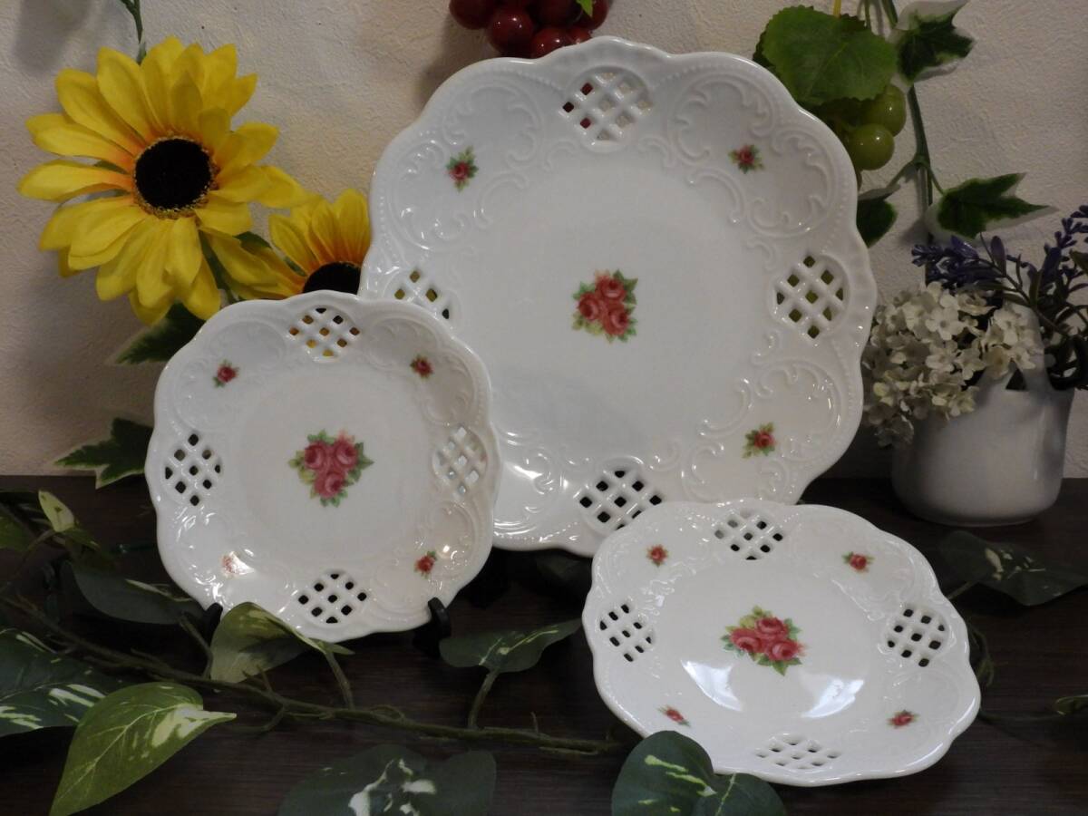 3ピースセット・フローラル型皿 に ピンクのイングリッシュローズ絵柄に透かし付き。 拍卖