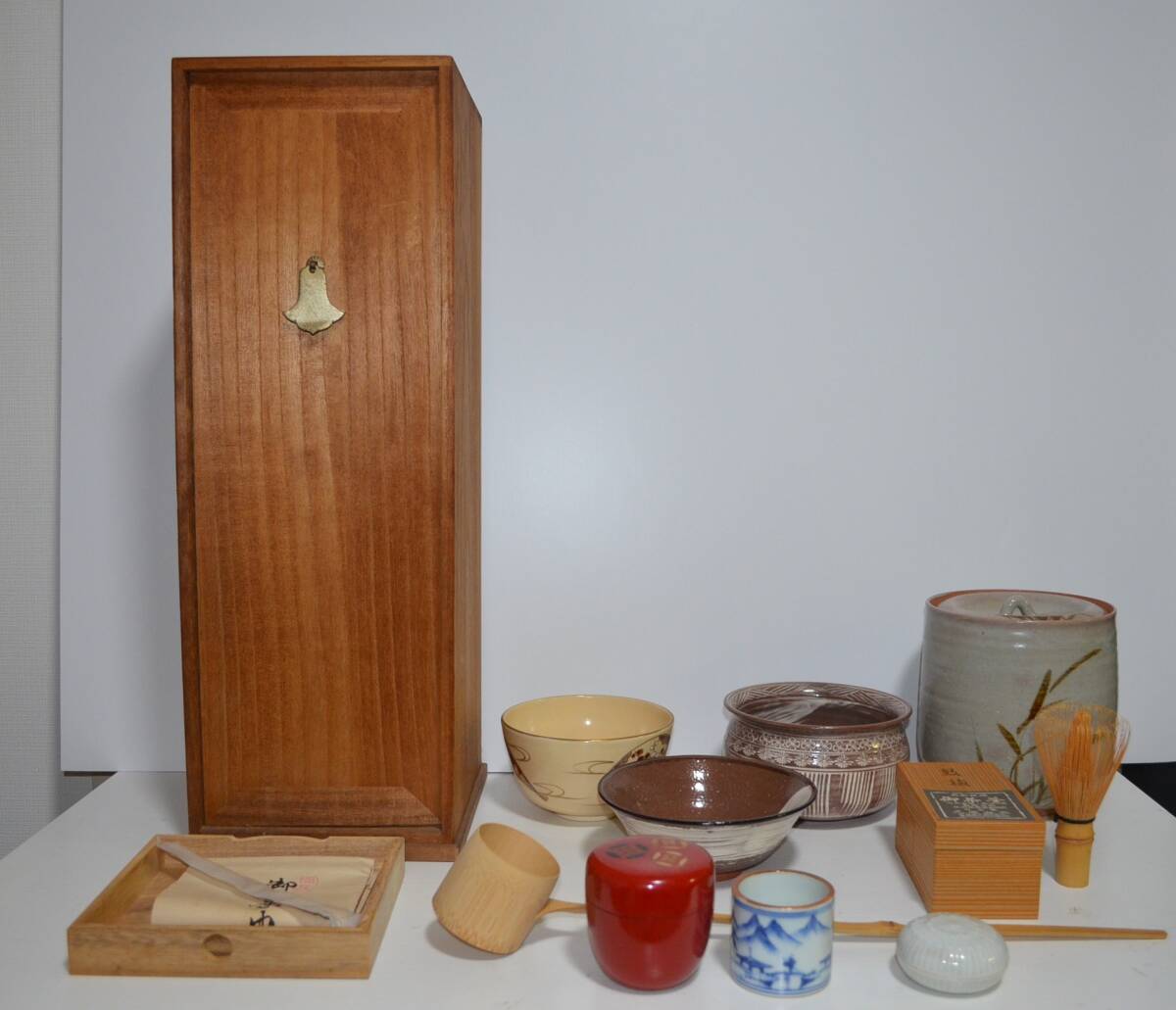 茶道具 短冊箱セット 一式 九点揃 茶碗 平茶碗 水指 建水 なつめ(棗 ) 柄杓 茶匙茶杓 香合 蓋置拍卖