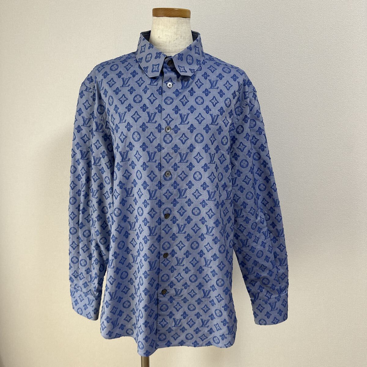 【美品】LOUIS VUITTON ルイヴィトン モノグラム エンボス DNA 長袖 シャツ size XL ライトブルー メンズ拍卖