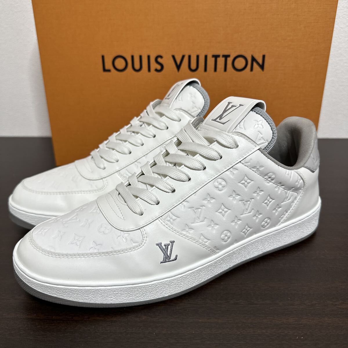 【極美品】LOUIS VUITTON ルイヴィトン 現行品 リヴォリ スニーカー モノグラムエンボス グリ size 6 メンズ拍卖
