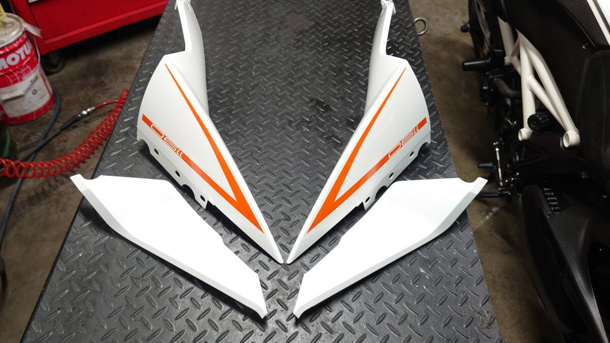KTM RC8 テールカウル 4枚組 白拍卖