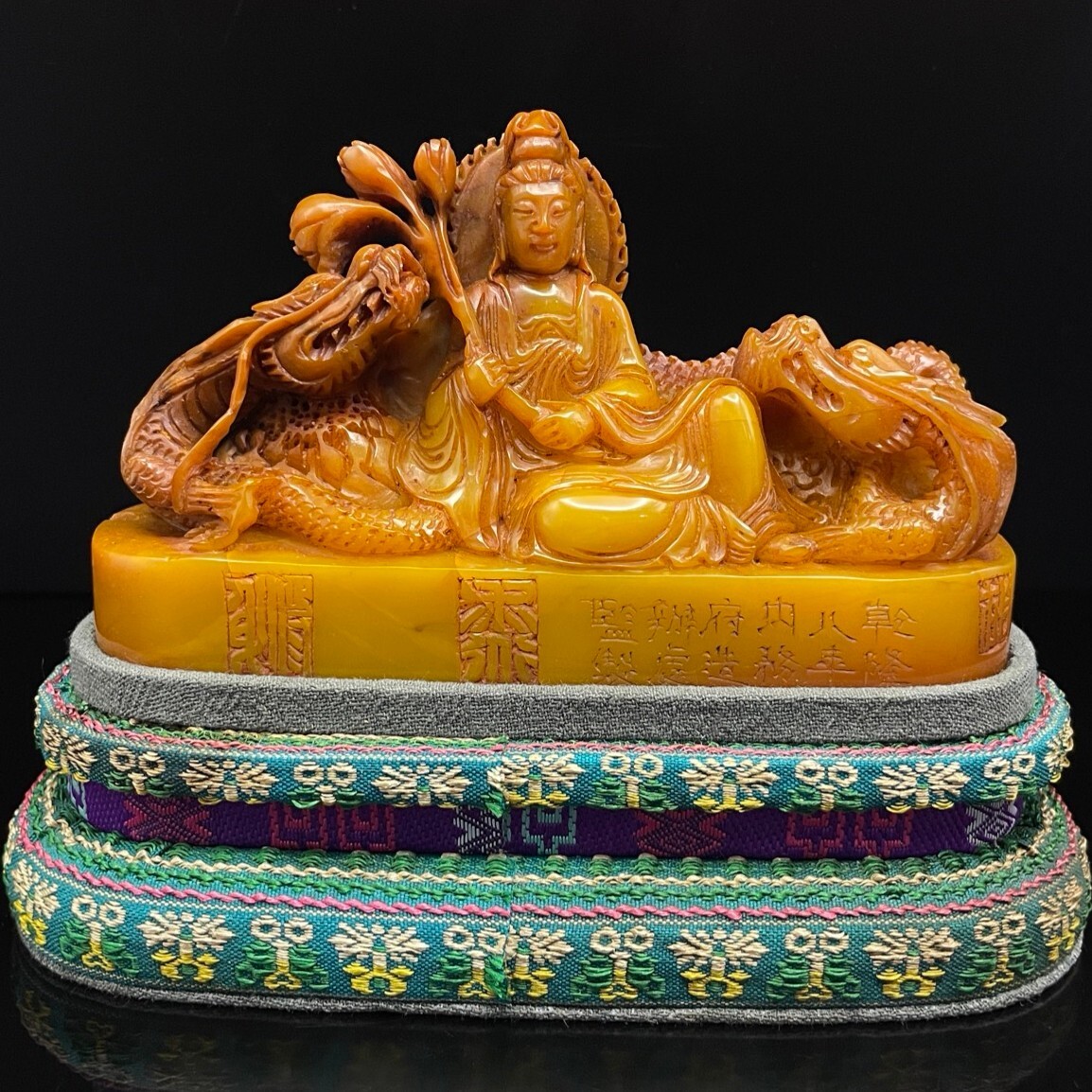 旧 清代 乾隆八年内務府造 壽山石 田黄石 御竜觀音印章 置物 文房具 古賞物 中国古美術 唐物 K710拍卖