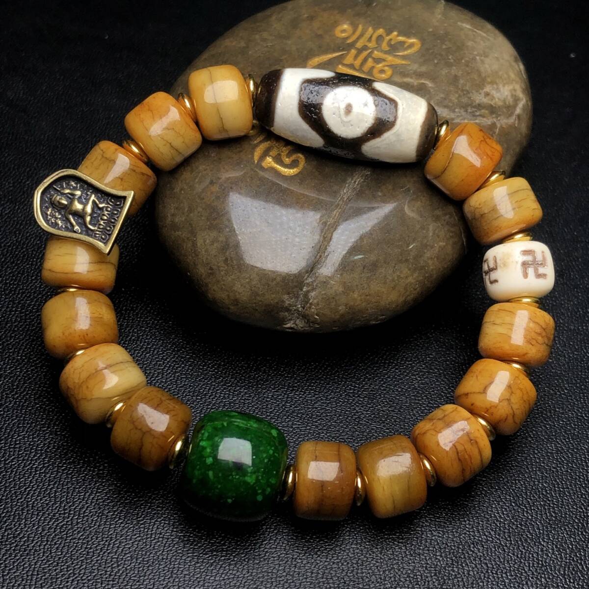 旧 蔵区 牛骨 搭配 三眼天珠 佛珠手鏈 時代物 中国古美術 古賞物 古置物 唐物 S710拍卖