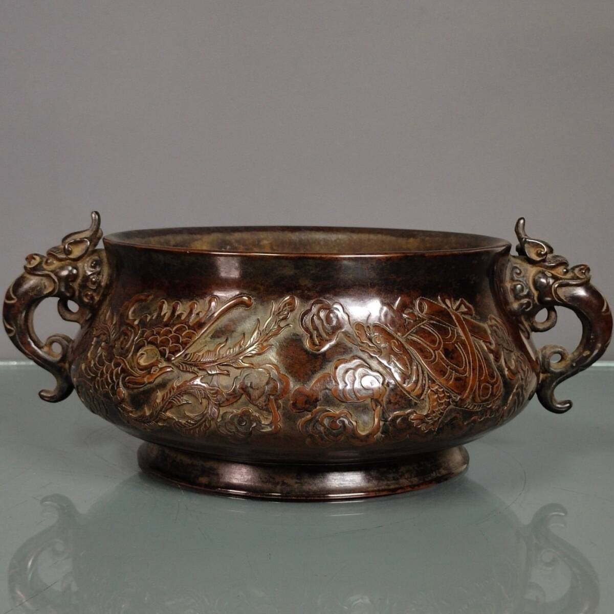 旧 明代 宣德年製 紫銅 浮雕古獸紋 双竜耳香炉 中国古美術 古賞物 古置物 唐物 K710拍卖