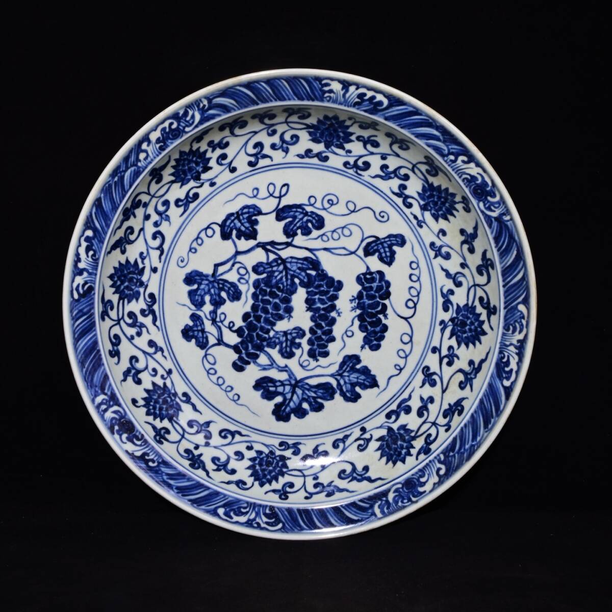 旧 明代 永樂年製 青花瓷 葡萄紋盤 古陶磁器 陶芸 中国古美術 古賞物 古置物 唐物 K710拍卖