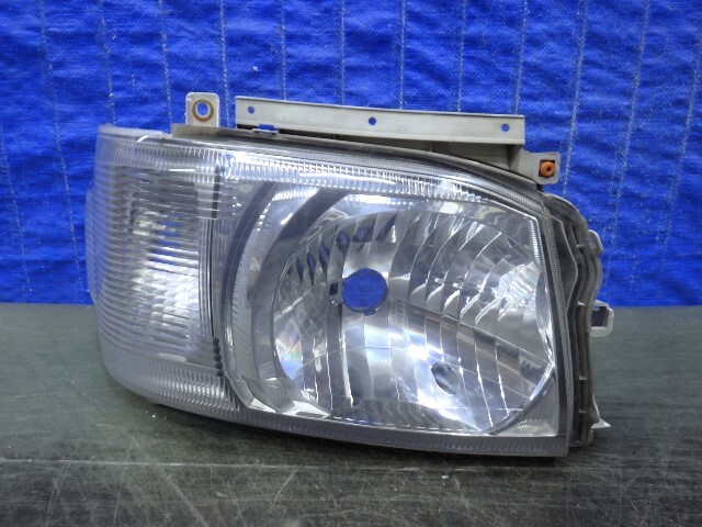 6251 ハイエース 200 前期 1型 右ライト 26-117 良品拍卖
