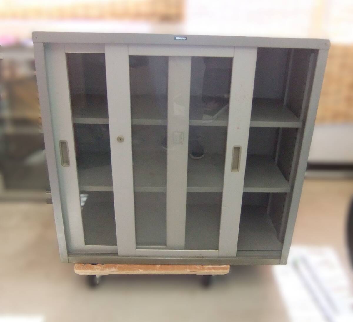 コクヨ キャビネット スチール 収納棚 ガラス引き戸 幅88cm 奥行40cm 高さ88cm オフィス 収納 【中古】10903S拍卖