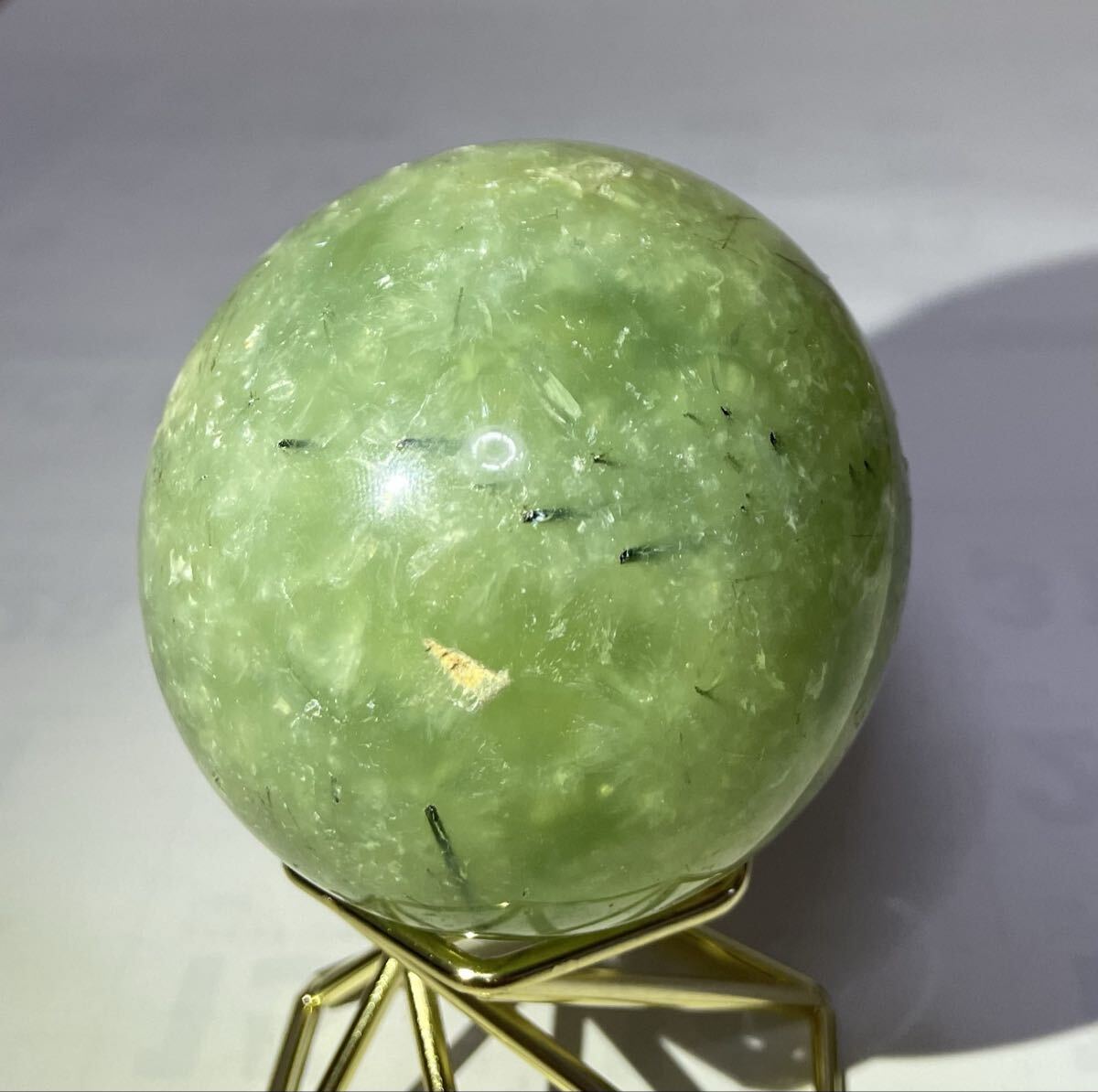 プレナイト 葡萄石 天然石スフィア 002 パワーストーン 風水晶 魔除 お守 幸運 ラッキー 丸玉 置物 グリーン エネルギー トルマリン共生拍卖